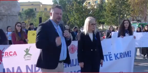 Vrasja e 8-vjeçarit, marshimit të qytetarëve në Tiranë i bashkohet edhe kryetarja e Kuvendit