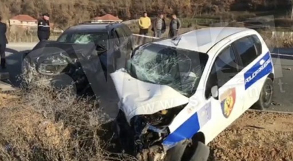 Makina e policisë në krah të kundërt, u përplas me Benz-in