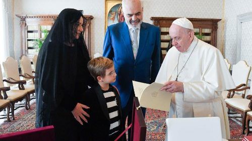 I shoqëruar nga Linda dhe Zaho, kryeministri Rama pritet në Vatikan nga Papa Françesku, ja momentet e takimit