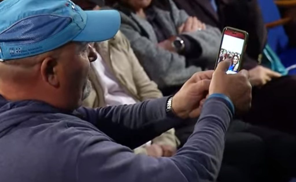 Demokrati nxjerr telefonin dhe fshin LIVE foton me Bashën: Kështu do ikë Lulushi