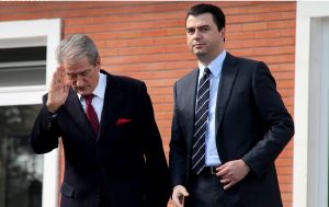 Berisha çoi firmat, Basha: Tallje me demokratët, boll ndihmove Ramën për puç në PD