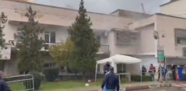 Bie zjarr në mjediset e spitalit Covid 3 në Tiranë