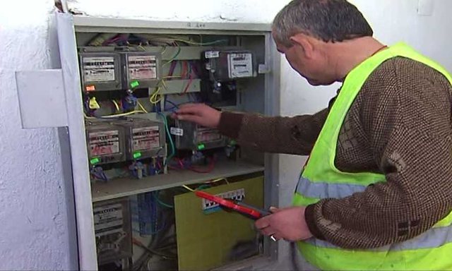 Tre të arrestuar në Mamurras/ Vjedhësit e energjisë elektrike, dhunojnë punonjësit e OSHEE