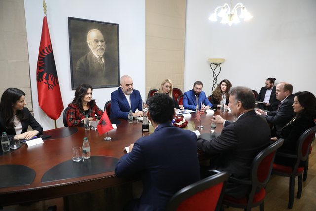 Escobar mbyll takimet, ambasada e SHBA jep njoftimin: Porosia e zyrtarit të DASH