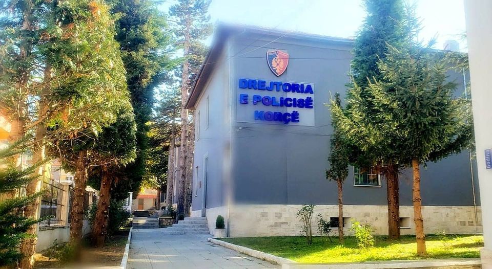 Nën kërcënimin e pistoletës lodër grabiti zyrën e dhënies së kredive, arrestohet i riu. Ja shuma e parave që u vodhën