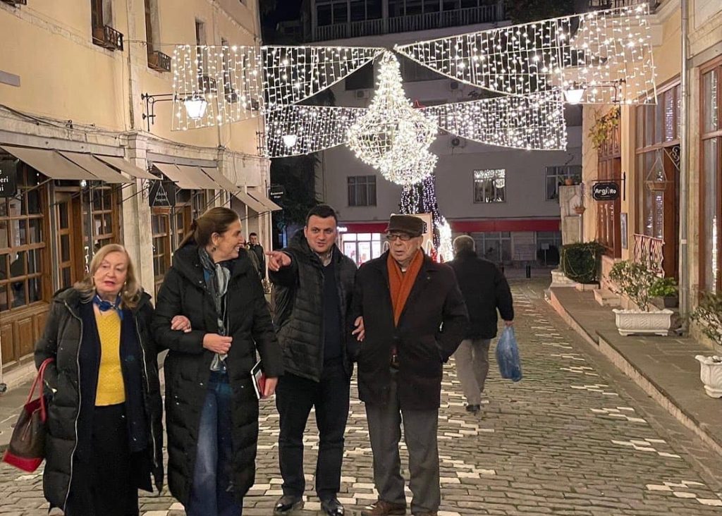 FOTOT/ Ismail Kadare rikthehet në Gjirokastër, shkrimtari dhe bashkëshortja e tij shëtisin në kalldrëmet e “qytetit të gurtë”