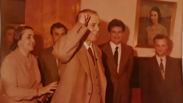 Berisha e pranon foton me Enver Hoxhën: Ishim në një ditëlindje