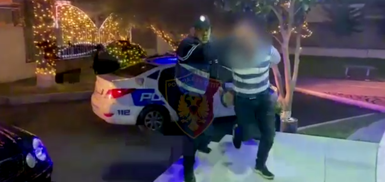 Lëviznin me armë me vete, policia e Durrësit iu zë ‘pritë’ dhe arreston dy të rinjtë nga Lushnja Durres