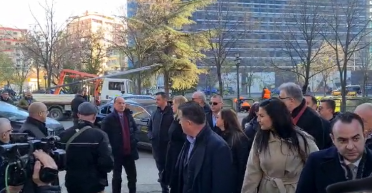 Komisioni i Rithemelimit të PD mbërrin në selinë blu, mungon Sali Berisha