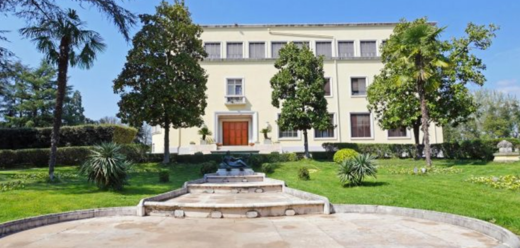Pallati i Brigadave do të hapet për turizëm, pasuria mbetet pronë e qeverisë! Si do të bëhet menaxhimi dhe çfarë parashikon plani