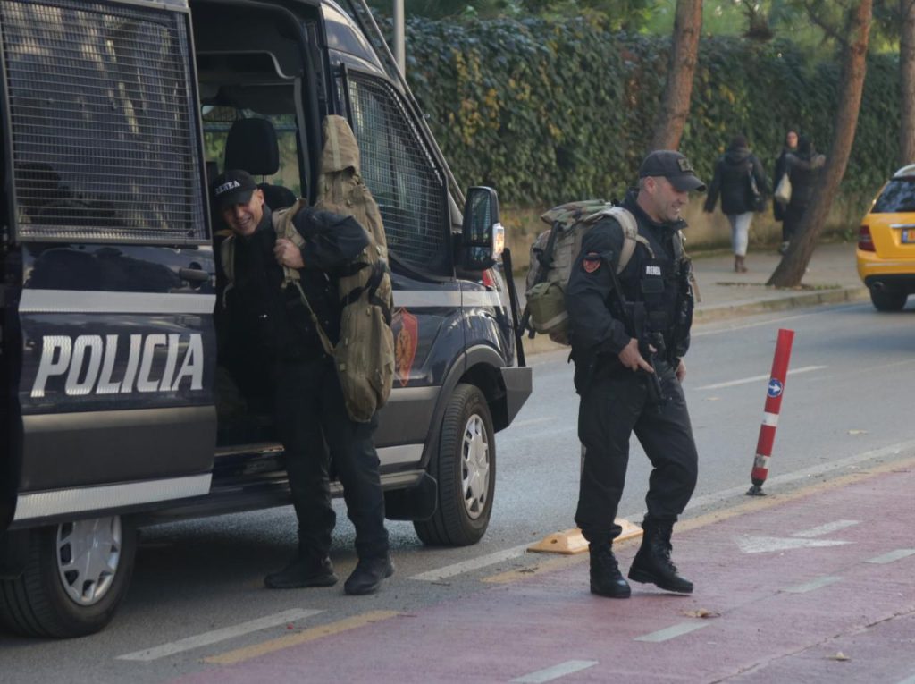 Forca policie të pajisur me snajper, furgonë rreth Kryeministrisë, ja si duket atmosfera para protestës në bulevardin ‘Dëshmorët e Kombit