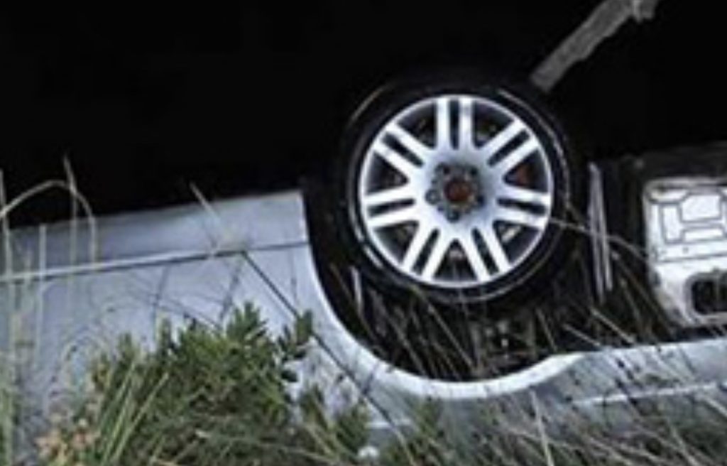 Makina del nga rruga, humbin jetën shoferi dhe pasagjerja