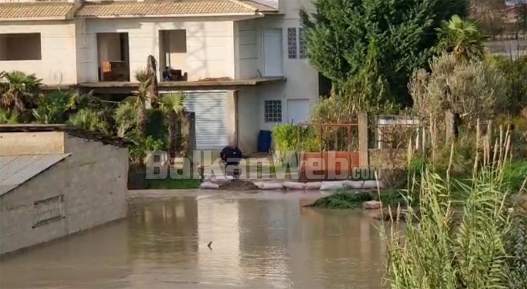 Moti i keq/ Vjosa përmbyt toka bujqësore, uji hyn në oborret e 12 banesave, nisin evakuimet