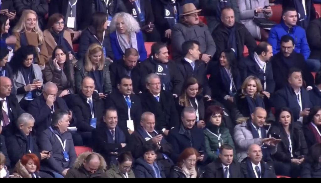 Kuvendi i Partisë Demokratike në Air Albania me regji qëndrore, gazetarët lënë ambientet e e brendshme të stadiumit