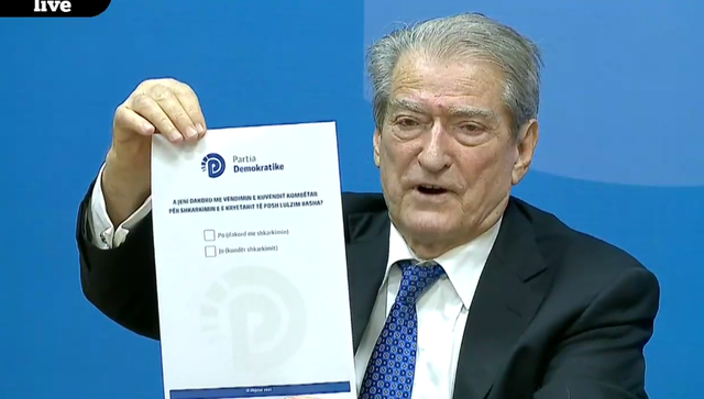 Berisha në selinë e PD prezanton referendumin: Dënoni me injorim turpin e demokracisë, peng-Bashën