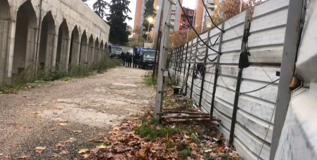 FOTOT/ Efektivët vendosen brenda xhamisë në afërsi të PD-së, vjen reagimi nga Kuvendi i Berishës: Mjaftojnë dy roje