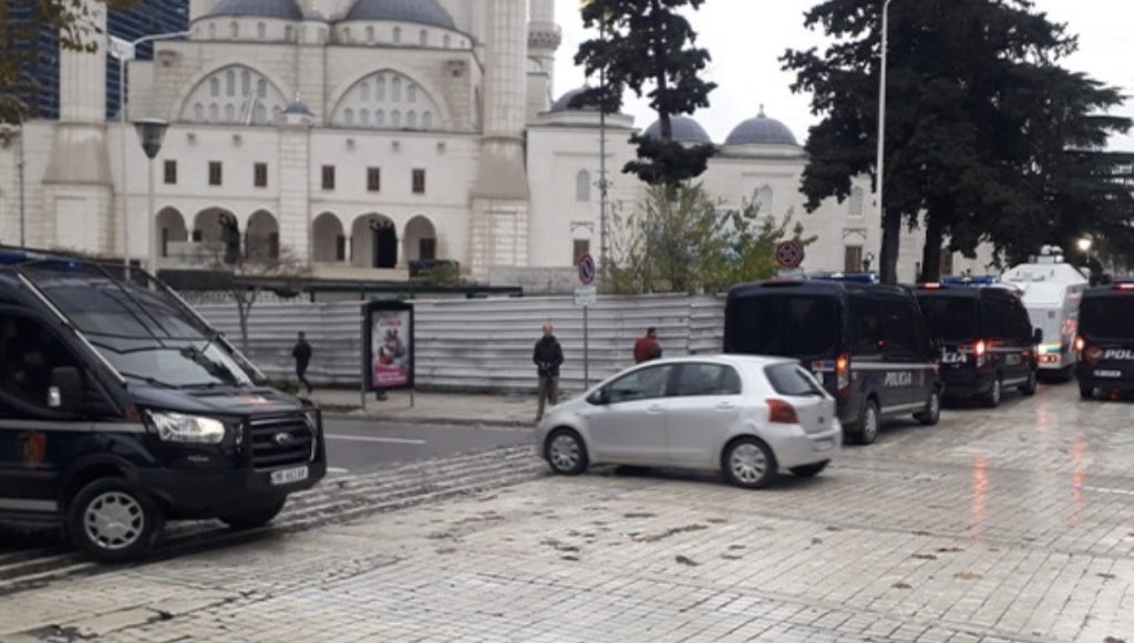 Policia rrethon selinë e PD-së pas votimit për shkarkimin e Bashës, frikë për trazira