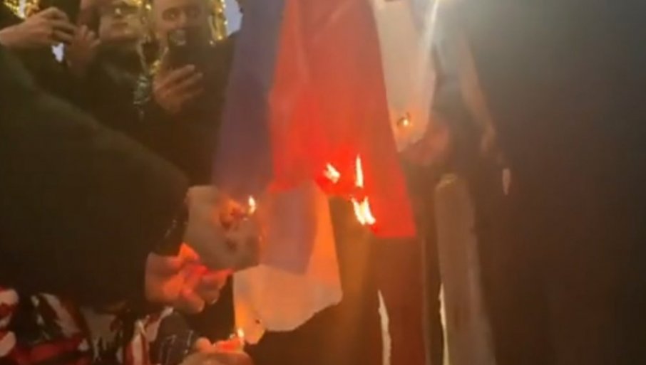 Dogjën flamurin serb gjatë protestave, policia shoqërohen në komisariat tre persona të dyshuar