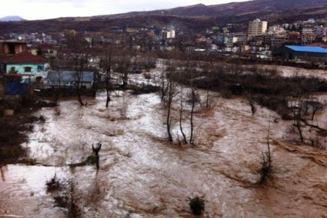 17 familje  janë evakuuar në Noveselë. Dritan Leli apel qytetarëve: Ata që janë në zonat e rrezikut të largohen