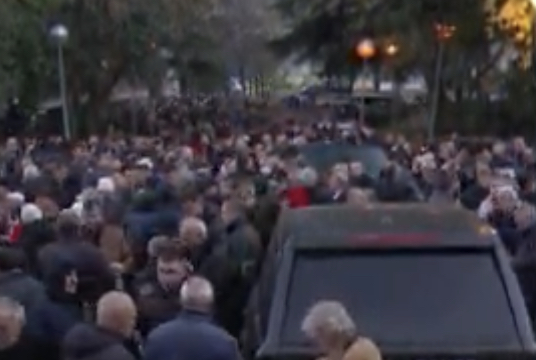 Militantët e Sali Berishës mblidhen në oborrin e PD, ja çfarë po bën Lulzim Basha