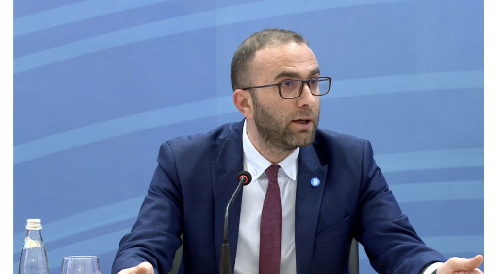 Sekretari i Përgjithshëm i PD-së, Gazment Bardhi ka deklaruar në konferencën për media se Partia Demokratike nuk i ka kërkuar Policisë mbrojtje për sot, për protestën e thirrur nga Sali Berisha që nis në selinë blu e vijon në Kryeministri.