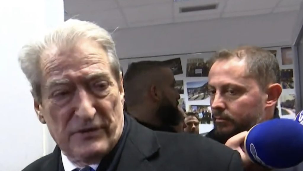 Si reagoi Basha kur Berisha “zbarkoi” në PD, prapaskenat e bravave dhe zyrat pa karrige