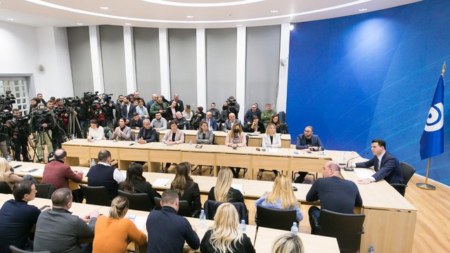 “Bombat” e Bashës: Berisha fajtor për ’97-n dhe 21 Janarin, Rama e Meta shpallen non grata