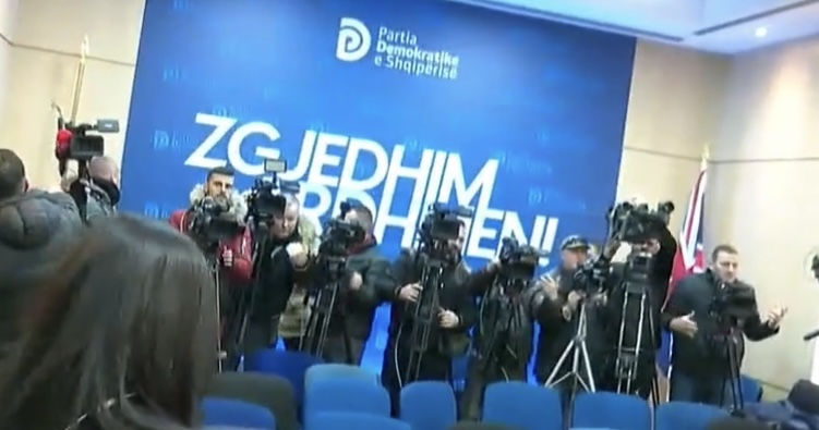 Ish-kryeministri Sali Berisha hyn në selinë e PD, nis mbledhja e Komisionit të Rithemelimit