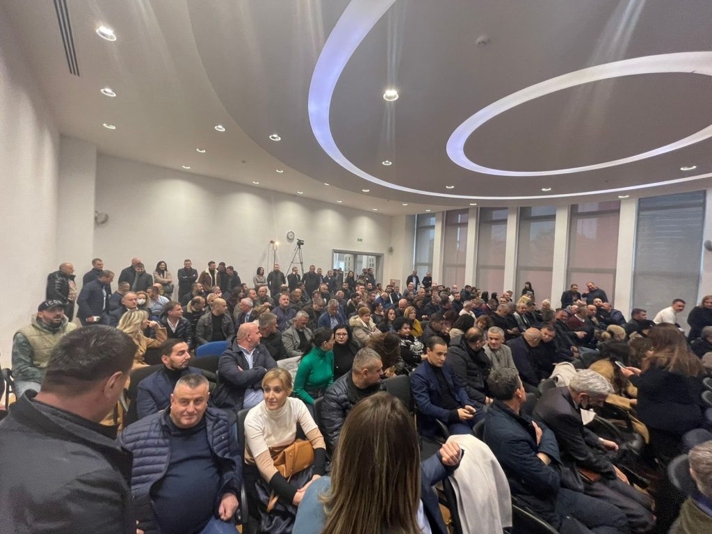 Mblidhet Këshilli Kombëtar i PD, pritet të shkarkohen përkrahësit e Berishës