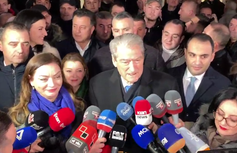 Berisha në selinë e PD: Lul Brava ik! 44 mijë anëtarë e shkarkuan përfundimisht