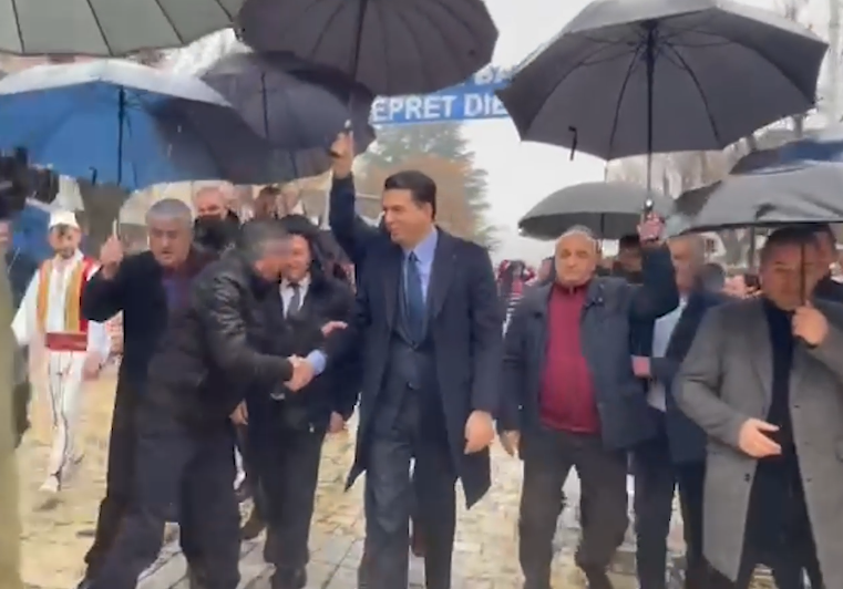 Basha sot në Dibër, shoqërohet nga demokratët gjatë rrugës me makina, ja pritja që i kanë rezervuar