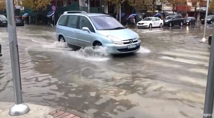 Përmbytet nën Shkodra e Durrësi, probleme edhe në Vlorë e Lezhë
