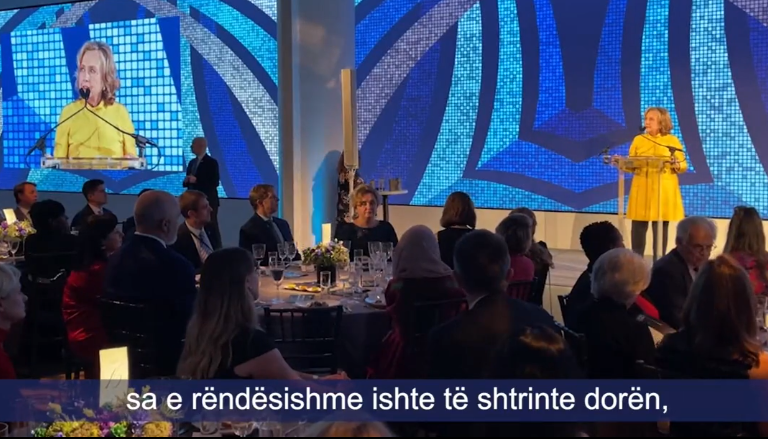 Hillary Clinton i jep Ramës çmimin e Pionerit Global
