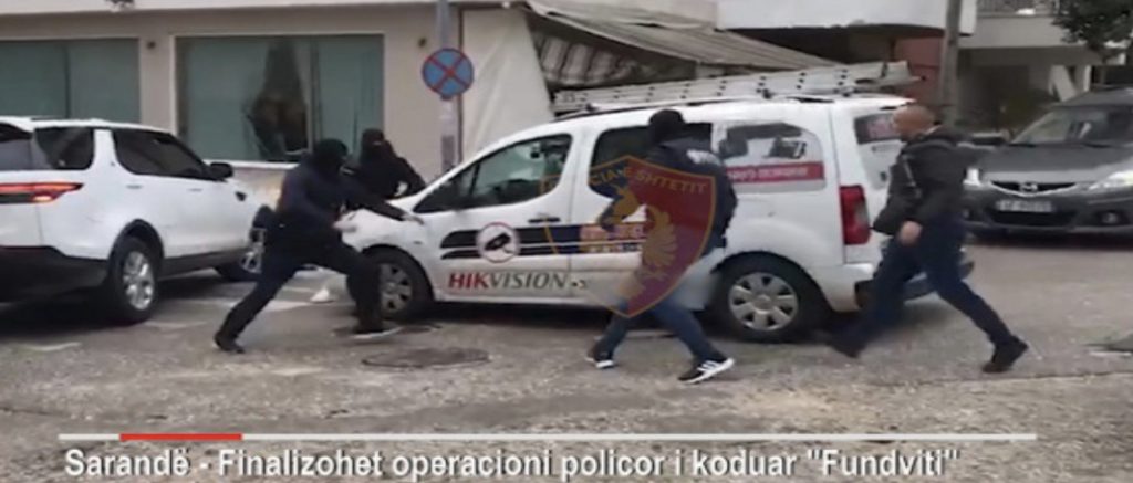 EMRAT/ Vodhën supermarketin në Sarandë, dy të arrestuar, sekuestrohen shuma