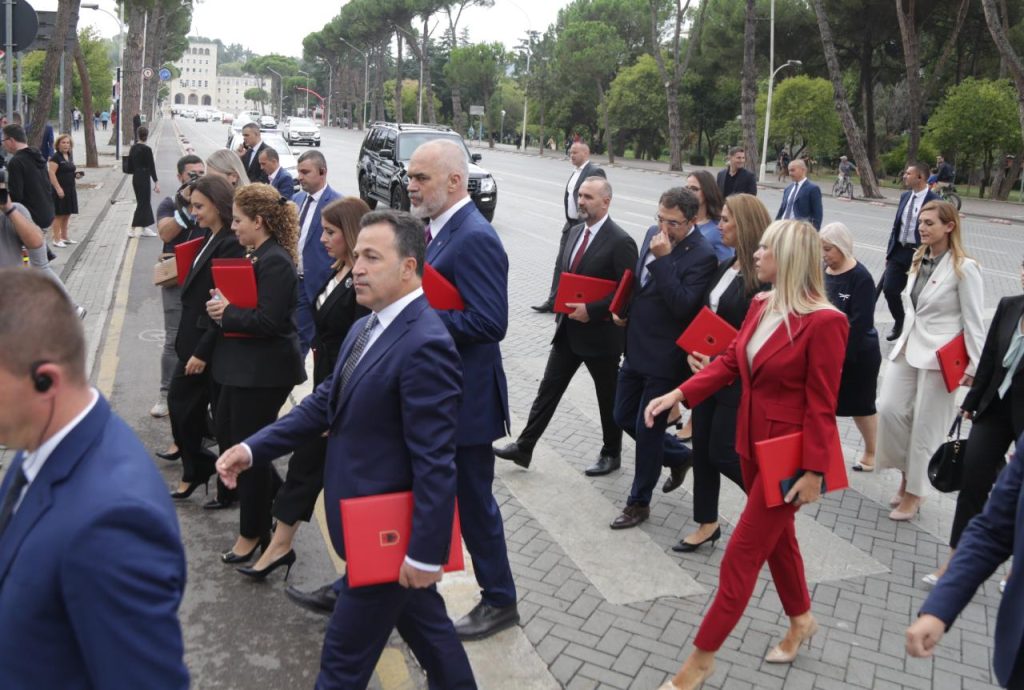 Taksapaguesit paguajjnë 1 milion dollarë në vit për këshilltarët e ministrive dhe kryeministrit
