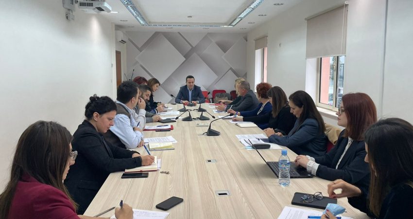 Dhoma Amerikane: Të shtyhen deri ne fund të vitit 2022 gjobat për fiskalizimin