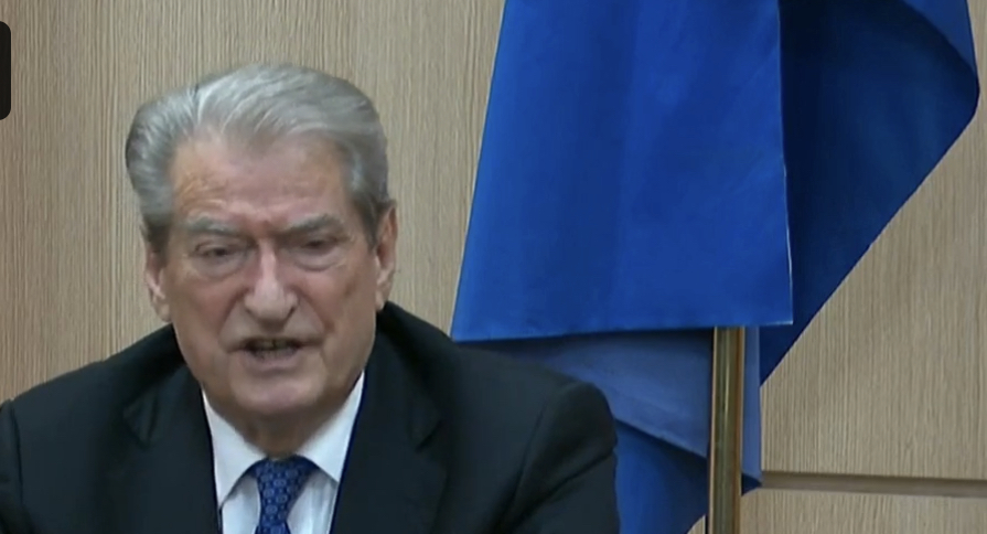U shkelmua dera për të hyrë ish-kryeministri/ “E shëmtuar futja e njerëzve me armë dhe banditëve në selinë e PD”, Berisha: S’ka bravë dhe forcë që mund të ndalojë revolucionin