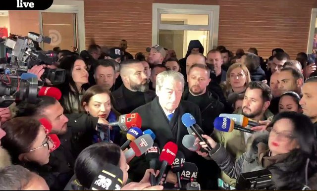 VOA: Vazhdojnë tensionet në Partinë Demokratike pas shkarkimit të ish kryetarit Berisha nga forumet