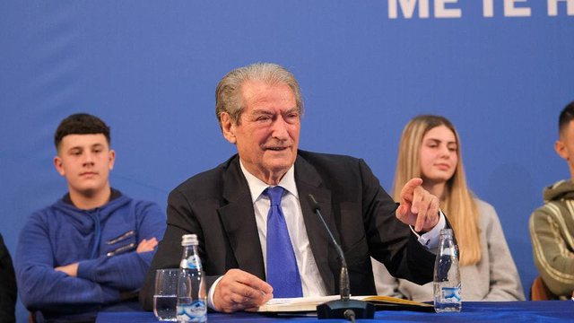“Të ngrihemi në protestat më të fuqishme që ka njohur vendi në 30 vite!”- Berisha mbi skandalin e pagave: Të dhënat në duart e mafies dhe krimit