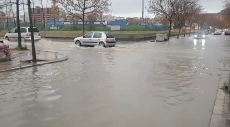 Reshjet e shiut, disa lagje e rrugë të Durrësit nën ujë, situata më e rënduar në lagjen 18