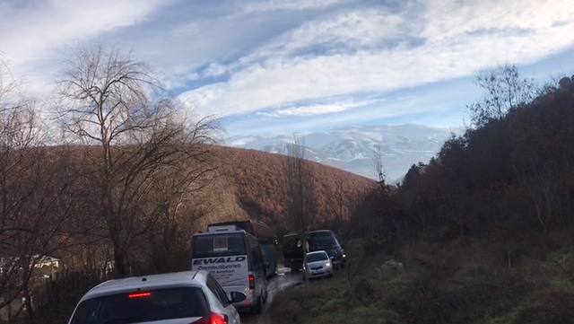 Aksident në aksin Pogradec-Korçë/ Bllokohet Qafë Plloça, mjetet po kalojnë në rrugë dytësore