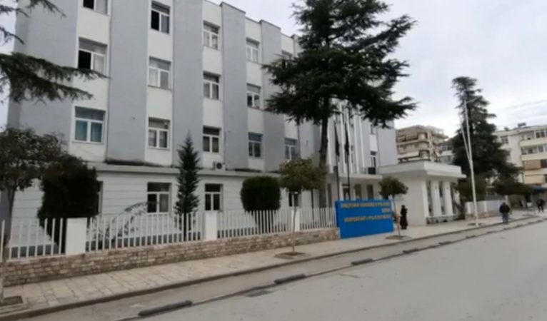 Arrestime në zyrat e Tatimeve, të dyshuarit akuzohen për “shpërdorim detyre” dhe “korrupsion”