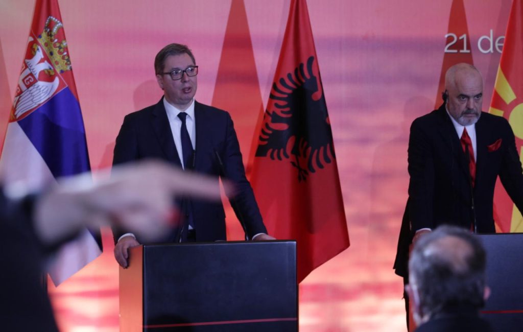 “Jemi për ura komunikimi, jo se kush djeg më shumë flamuj”, Vuçiç flet për Kosovën: Do doja të fitoja pikë nacionaliste në Serbi