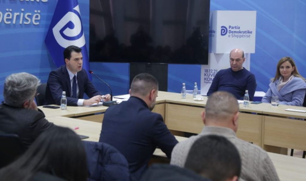 Basha: Ai po sillet si dikush që po pret! Është në krah të Tom Doshit dhe…Ja kush janë dy rrugët