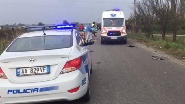Makina del nga rruga në Fier, ndërron jetë 19-vjeçari (Emri)