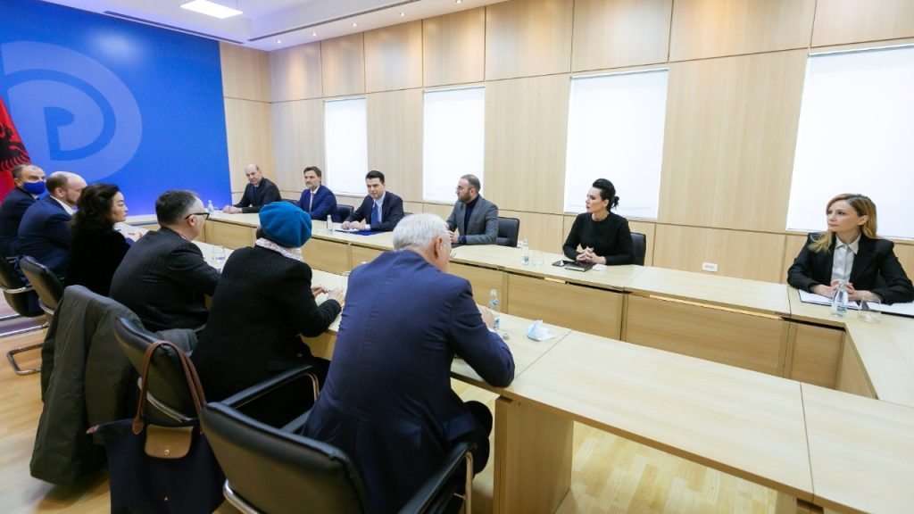 Situata në PD/ Rreth 75 minuta në seli, përfundon takimi i ambasadorëve me Lulzim Bashën