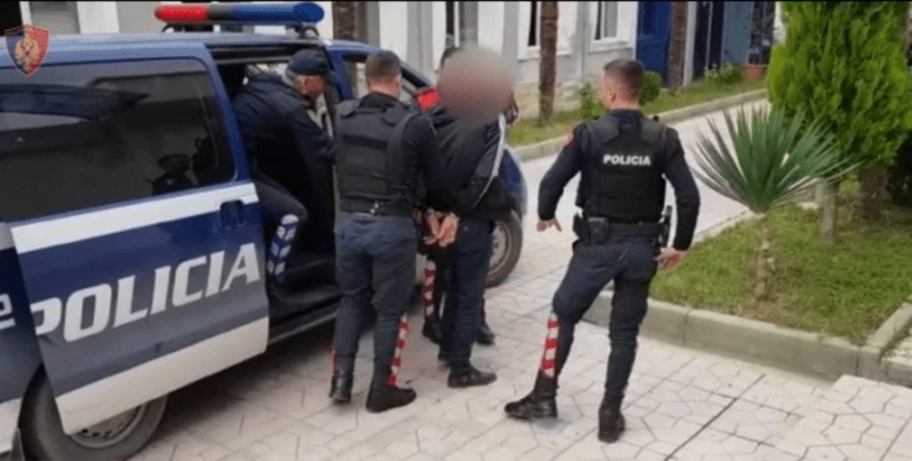 Shfrytëzonte gruan e tij për prostitucion, arrestohet 26 vjeçari! Ja si e ndihmonte i moshuari