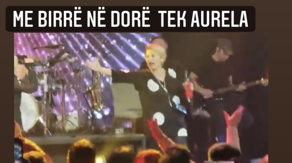 Kryemadhi ngjitet në skenë, ia merr këngës së Hajredin Pashës