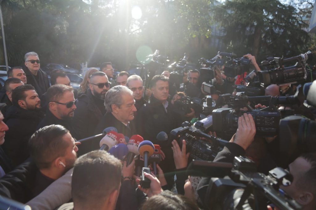 Mbështetësit e Berishës ngrenë Komisionin për Operacionet Elektorale në bare dhe restorante