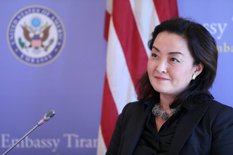 Yuri Kim ndan mesazhin e ambasadorit të parë amerikan: Le të mos harrojmë, SHBA-ja dhe Shqipëria gjithnjë e mbajnë njëra-tjetrën afër